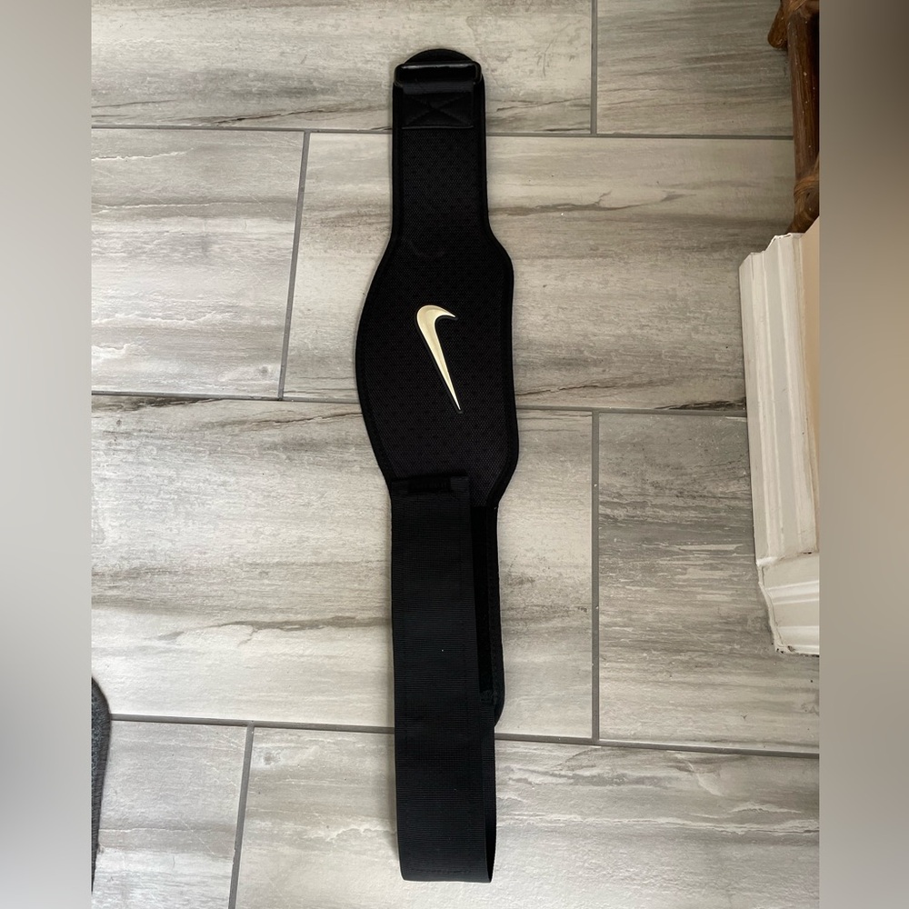 Women’s Nike weightlifting belt size small.Excellent used condition.